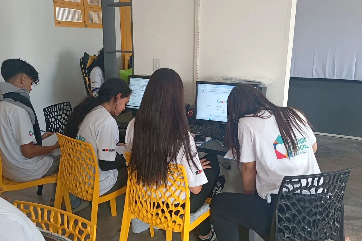 Participantes em atividade educativa no Portal Digital