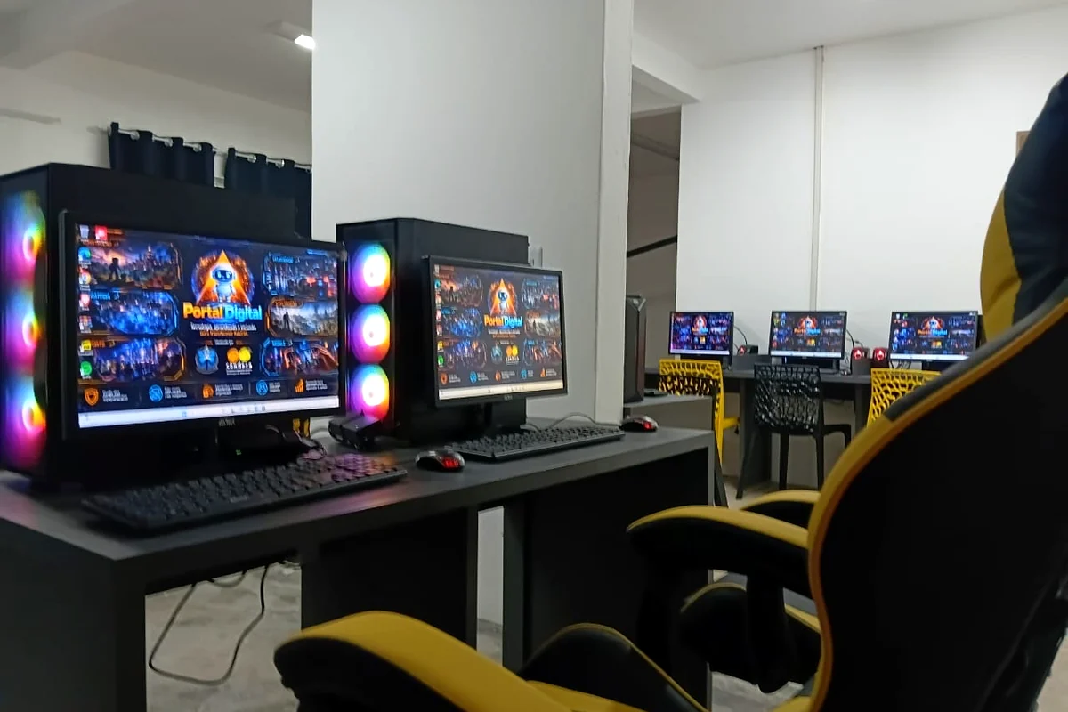 Laboratório e computadores reais do Portal Digital